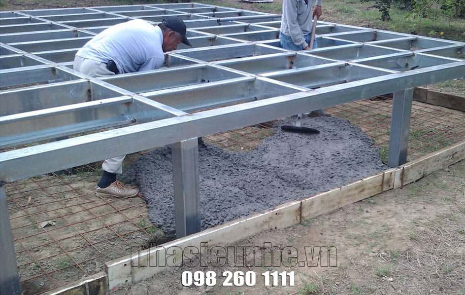 đổ bê tông nền nhà gỗ kết hợp nhà thép lắp ghép